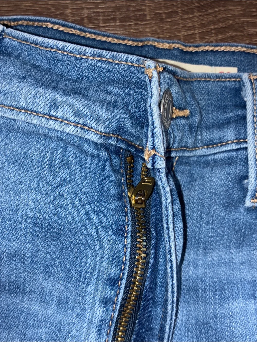 EUC Ladies Levi's Distressed Frayed Hem High Rise Stretch Denim Shorts Blue 29